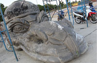 Patung naga dari bahan fiber ini dikerjakan perupa dari Jawa Timur sejak November 2015 lalu 