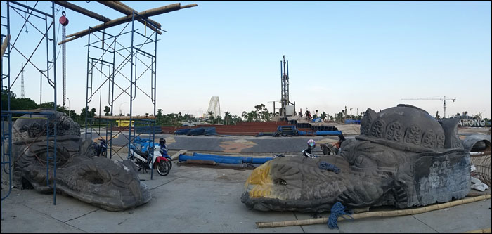 Dua kepala naga dari bahan fiber siap dirakit jika tiang utama patung di tengah bundaran CBD Tenggarong telah tuntas dibangun