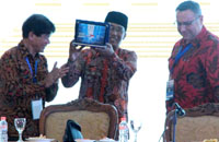 Sekkab Kukar H Marli didampingi Presiden CIOFF Indonesia Said Rachmat (kiri) saat menerima cendera mata dari Presiden CIOFF Dunia Phillppe Beaussant