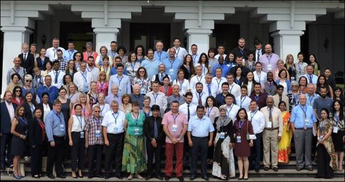 Delegasi dari 50 negara peserta Kongres Dunia CIOFF melakukan sesi foto bersama di tangga Museum Mulawarman, Tenggarong 