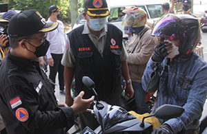 Wabup Rendi Solihin ikut menanyai pengendara yang tiba di pos penyekatan jalur dua Tenggarong Seberang