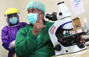 Bupati Edi Damansyah berkesempatan menjajal mikroskop untuk melihat bakter di Laboratorium Sentral RSUD AM Parikesit
