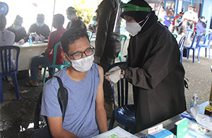 Para pedagang di Pasar Tangga Arung mendapat kesempatan pertama menerima vaksinasi COVID-19