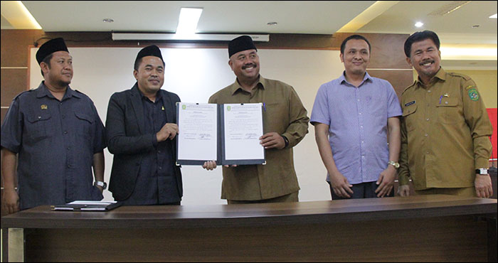 Bupati Edi Damansyah menyerahkan berkas dua kandidat Wabup Kukar kepada Ketua Panlih DPRD Kukar H Ahmad Yani  