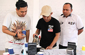 Setelah digiling, bubuk kopi yang telah ditakar kemudian diseduh dengan air panas yang baru mendidih