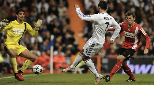 Jorge Gotor (kanan) ketika masih berkostum Real Murcia sempat berhadapan dengan striker Real Madrid Cristiano Ronaldo di ajang Copa Del Rey 2010
