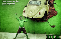 Foto karya Rizsak yang menggambarkan sosok manusia hijau yang diberi nama Hulik