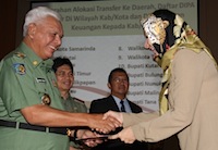 Gubernur Kaltim H Awang Faroek secara simbolis menyerahkan DIPA 2013 kepada Bupati Rita Widyasari
