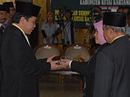 Ketuad Sementara DPRD Kukar H Salehudin menerima palu sidang dari pimpinan lama DPRD Kukar Hj Jois Lidya