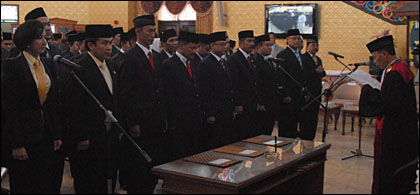 Ketua PN Tenggarong Sunaryo Wiryo mengambil sumpah jabatan para Anggota DPRD Kukar masa bakti 2009-2014