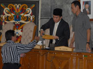 Jubir Fraksi Partai Golkar Sang Made Sutama menyerahkan SK penetapan Rita Widyasari sebagai Ketua DPRD Kukar kepada H Salehudin