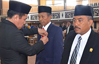 Ketua DPRD Kukar H Salehudin menyematkan pin tanda anggota dewan kepada Arsyad dan Hadi Rahman Yatim