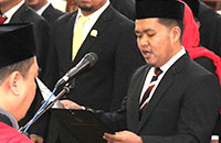 Anggota DPRD Kukar termuda dan peraih suara terbanyak, Rendi Solihin, membacakan pakta integritas