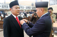 Ketua DPRD KUkar Salehuddin (kanan) saat menyematkan tanda jabatan Anggota DPRD Kukar kepada Agustinus Sudarsono
