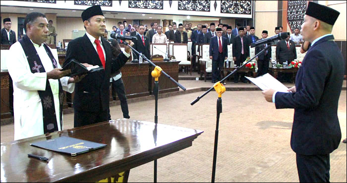 Suasana pelantikan Agustinus Sudarsono sebagai PAW Anggota DPRD Kukar menggantikan Robert Siburian