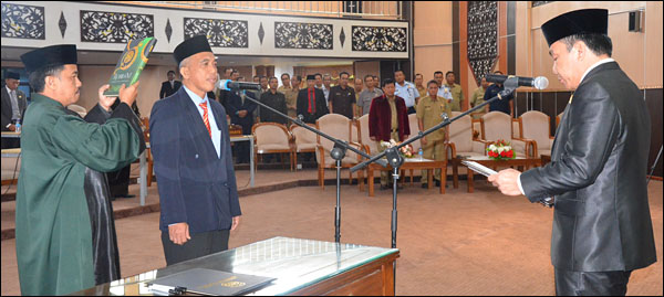 Harunu Rasyid saat diambil sumpahnya sebagai PAW Anggota DPRD Kukar oleh Ketua DPRD Kukar H Salehudin