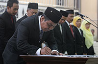 Penandatanganan berita acara pengambilan sumpah jabatan oleh para PAW Anggota DPRD Kukar yang baru dilantik