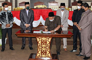 Ketua DPRD Kukar Abdul Rasid menandatangani berita acara penetapan paslon terpilih Bupati dan Wakil Bupati Kukar 2016-2021