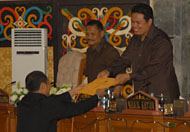 Salehuddin menyerahkan surat usulan DPD Partai Golkar Kukar yang merekomendasikan Salehudin sebagai pengganti Rita Widyasari