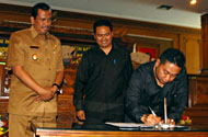 Disaksikan Wakil Bupati HM Ghufron Yusuf, pihak DPRD Kukar diwakili Wakil Ketua Marwan dan Mus Mulyadi menandatangani persetujuan pengesahan Raperda Pertanggungjawaban APBD 2009 menjadi Perda