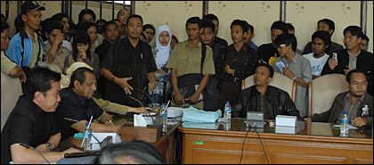 Kabag Hukum Heldiansyah sempat berdiri hendak meninggalkan ruangan setelah beberapa pegawai T3D mencemooh kapasitas kehadirannya dalam pertemuan itu