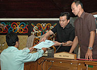 Hery Prasetyo dari PAN menyerahkan SK pembentukan fraksinya kepada Ketua Sementara DPRD Kukar H Salehudin