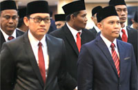 Juru Bicara Fraksi Golkar Junaidi (kiri) bersama Salehuddin (kanan) yang bakal menjabat sebagai Ketua DPRD Kukar 2014-2019