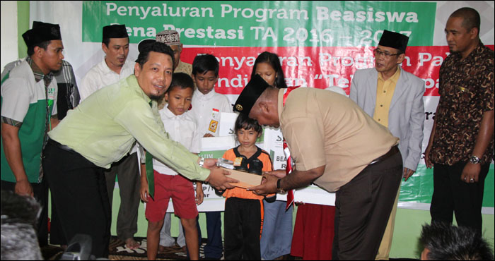 Wabup Kukar Edi Damansyah didampingi Kepala LAZ DPU Kukar Adi Wijaya menyerahkan secara simbolis bantuan sepatu kepada seorang pelajar SD di Tenggarong  