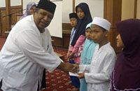 Staf Ahli Bupati Kukar Surianyah HM menyerahkan beasiswa Pena Prestasi kepada perwakilan siswa