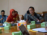Kepala BKBP3A Kukar Hj Aji Lina Rodiah tampak serius menyimak paparan yang disampaikan Sarkowi V Zahry