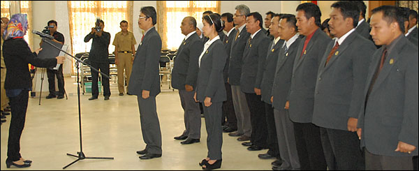 Bupati Kukar Rita Widyasari saat melantik pengurus DRD Kukar 2012-2017 di Ruang Serba Guna Kantor Bupati Kukar, Tenggarong