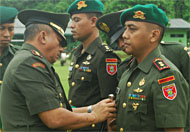 Danrem Kol Inf Aries Martanto menyematkan tanda jabatan kepada Letkol Inf Dwi Endro Sasongko sebagai Danyonif 611/Awl yang baru