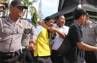 Polisi mengamankan salah seorang pengunjukrasa yang dianggap telah berbuat anarkis