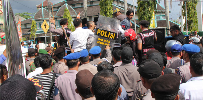 Kericuhan mewarnai aksi unjuk rasa pedagang eks Pasar Tangga Arung bersama mahasiswa dan LSM di depan Pendopo Odah Etam, Tenggarong, Senin (23/05) siang