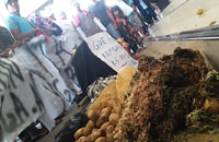 Dagangan berupa sayur dan ikan busuk dihambur pedagang di depan teras DPRD Kukar