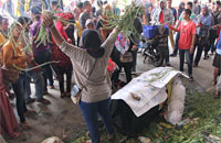Pedagang eks Pasar Tangga Arung berdemo di DPRD Kukar menuntut agar bisa kembali ke pasar lama 