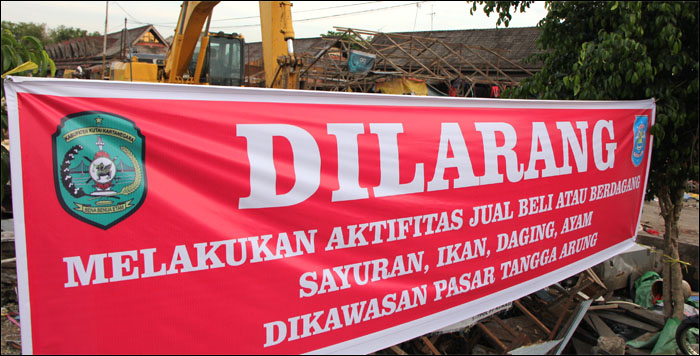 Spanduk larangan berjualan bagi pedagang sayur, ikan dan daging di Pasar Tangga Arung beberapa waktu lalu