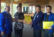 Sabir Nawir menyerahkan dukungan terhadap dirinya sebagai pendamping Rita Widyasari kepada Sarkowi V Zahry selaku Ketua Tim Gerbang Raja Center