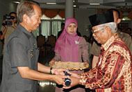 Pj Bupati H Sjachruddin (kiri) menyerahkan SK Mendiknas kepada Ketua Dewan Pendidikan Kukar H Aziz Tulang