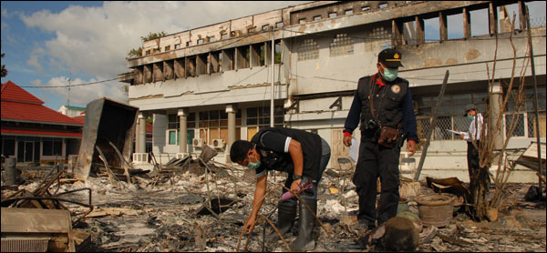 Petugas Puslabfor Mabes Polri Cabang Surabaya mengamati puing-puing bekas kebakaran di Dinas Bina Marga Kukar, Tenggarong, Senin (19/11) sore