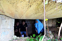 Beberapa pegawai DCKTR Kukar saat berada di bekas benteng di Kelurahan Mangkurawang, Tenggarong