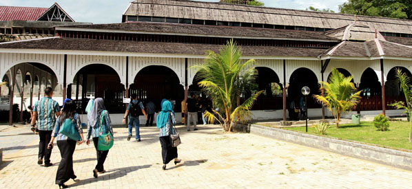 Para pegawai Bidang Tata Ruang di DCKTR Kukar saat berkunjung ke kompleks Museum Mulawarman, Tenggarong, pada peringatan Hari Pusaka Dunia, Kamis (18/04) pekan lalu