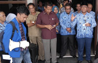 Sekretaris Disdik Kukar Hifsi G Fachrannas (kanan) saat memberikan penjelasan kepada para pengunjukrasa