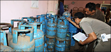 Petugas juga mengamati kode tabung gas elpiji ukuran 12 kg