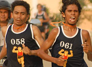 Dua pelari asal Bontang, Gusti Ropik dan Andi Muklis, bersaing ketat untuk menjadi yang terbaik di kategori Umum Putra