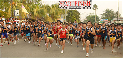 Ratusan pelari se-Kaltim ikut ambil bagian dalam Lomba Lari Marathon 10K yang dilepas Pj Bupati Kukar H Sjachruddin MS di Tenggarong, Minggu (18/10) pagi