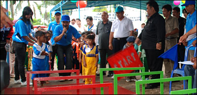 Sekkab Kukar Haryanto Bachroel sambil memegang bendera <i>start</i> bersiap melepas peserta lomba