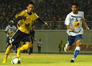 Striker Mitra Kukar, Anindito Wahyu Erminarno, ditempel ketat salah seorang pemain Persikota