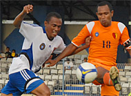 Penyerang Mitra Kukar Yahya Sosomar mengejar bola dibayang-bayangi pemain PPSM Gani Pulhehe