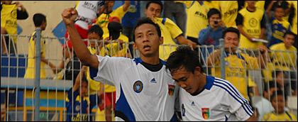 Eko Budiharto didampingi Rendi Irwan Saputra mengepalkan tangannya setelah sukses mencetak gol semata wayang ke gawang PPSM